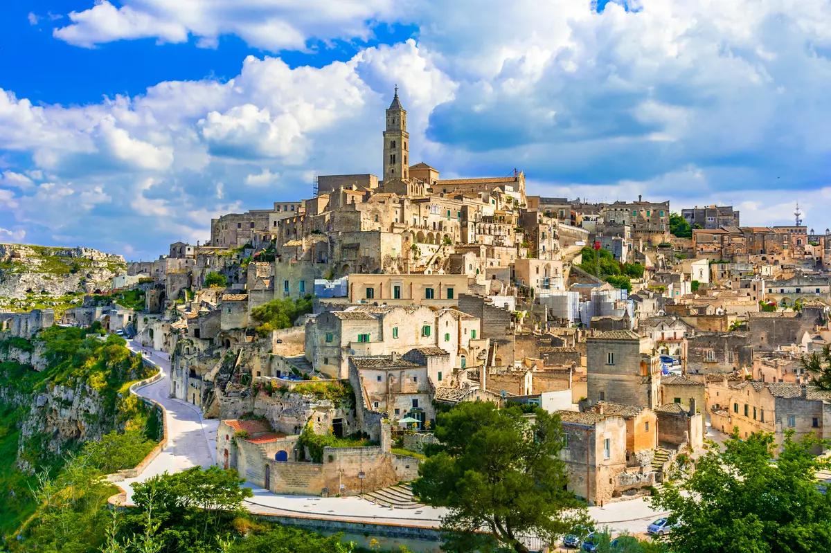 I Sassi di Matera con le case scavate nella roccia e il campanile della Cattedrale