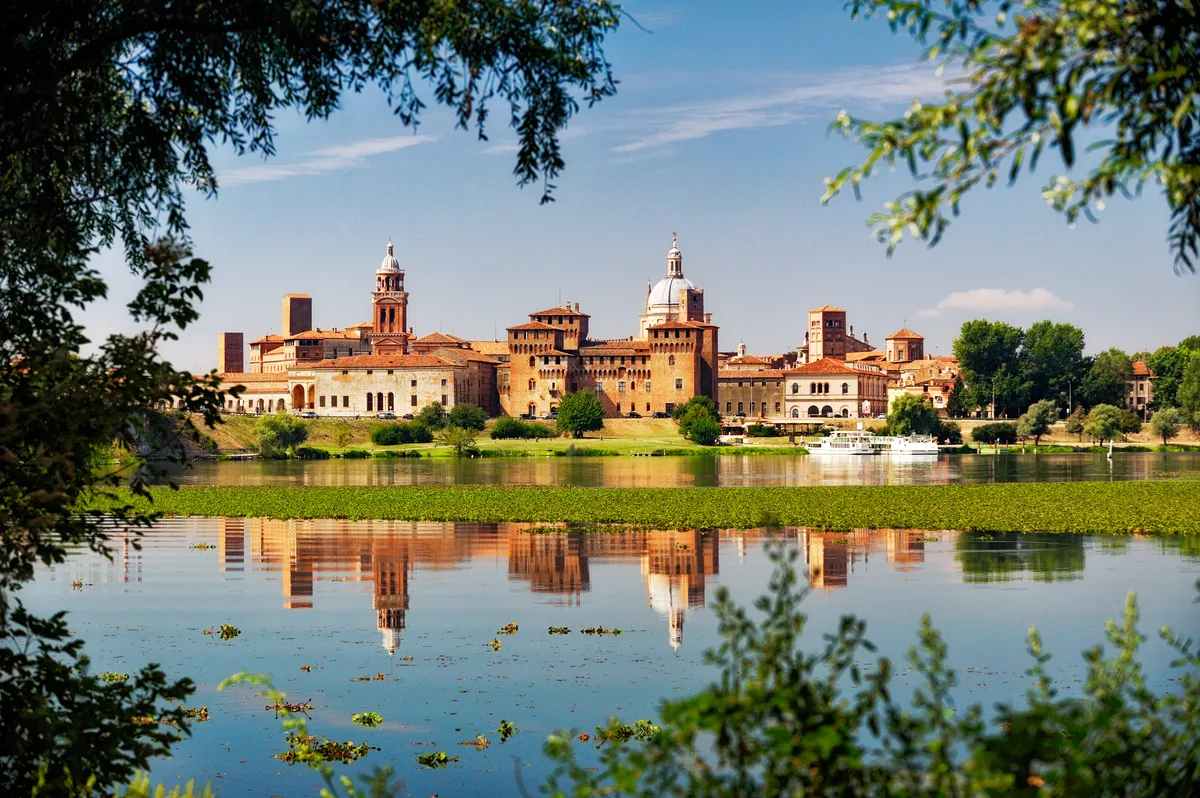 Skyline di Mantova riflesso nel lago con i campanili e le cupole