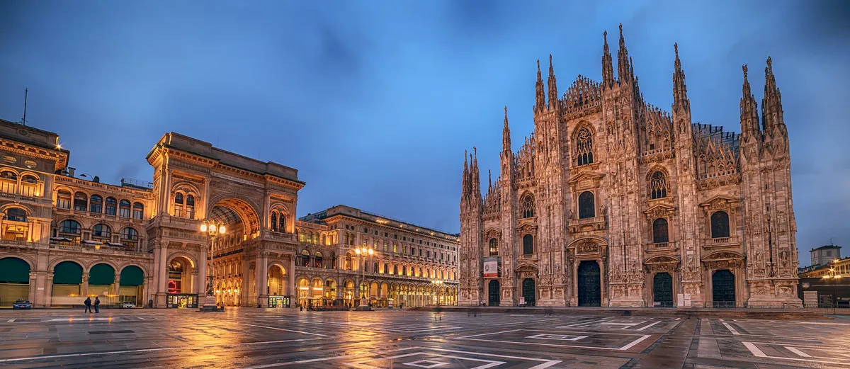 Piazza del Duomo di Milano con la cattedrale e la Galleria Vittorio Emanuele II di sera