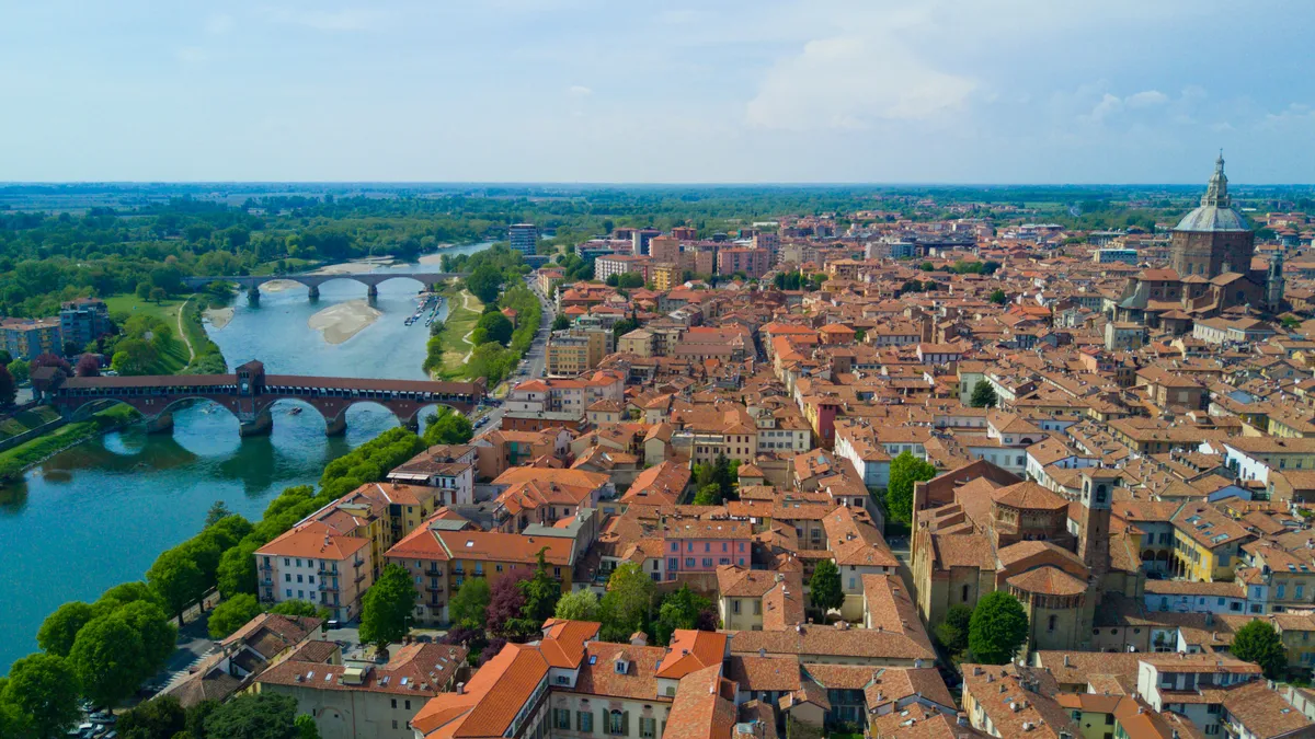 Vista aerea di Pavia con il Ponte Coperto sul Ticino e la cupola del Duomo