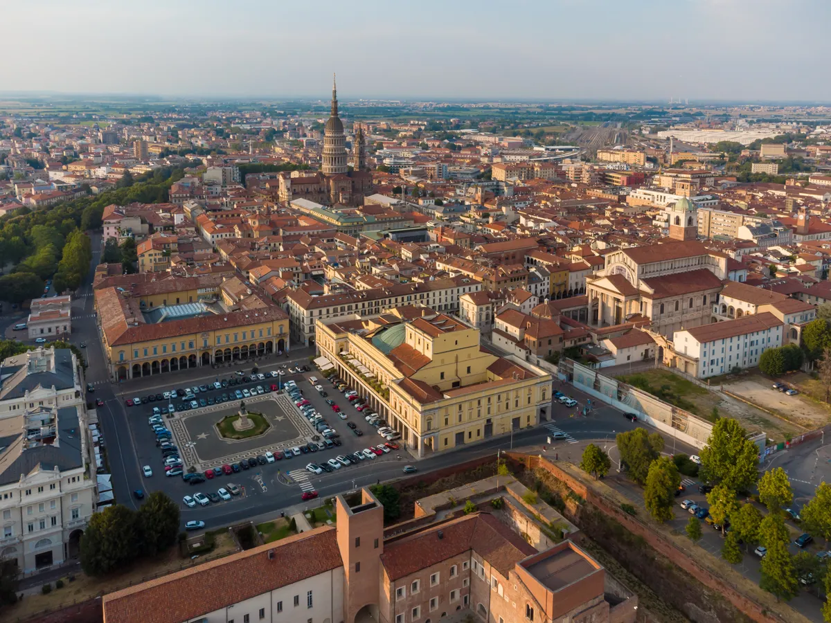 Vista aerea di Novara con la cupola di San Gaudenzio