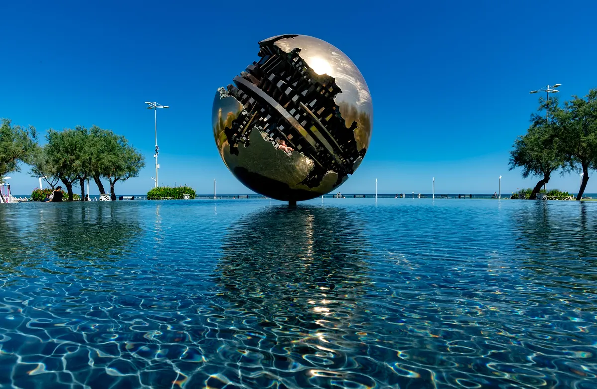 La Sfera Grande di Arnaldo Pomodoro sul lungomare di Pesaro