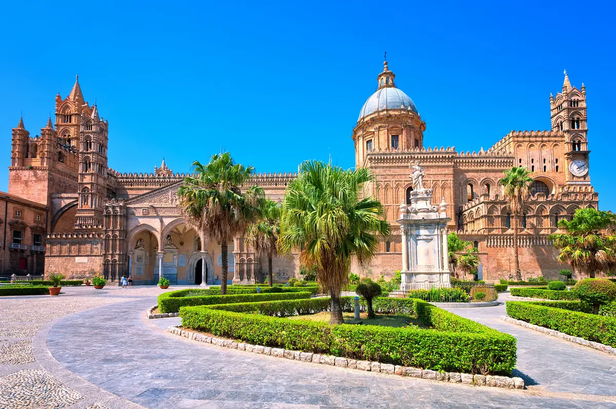 Cattedrale di Palermo con il giardino e le palme