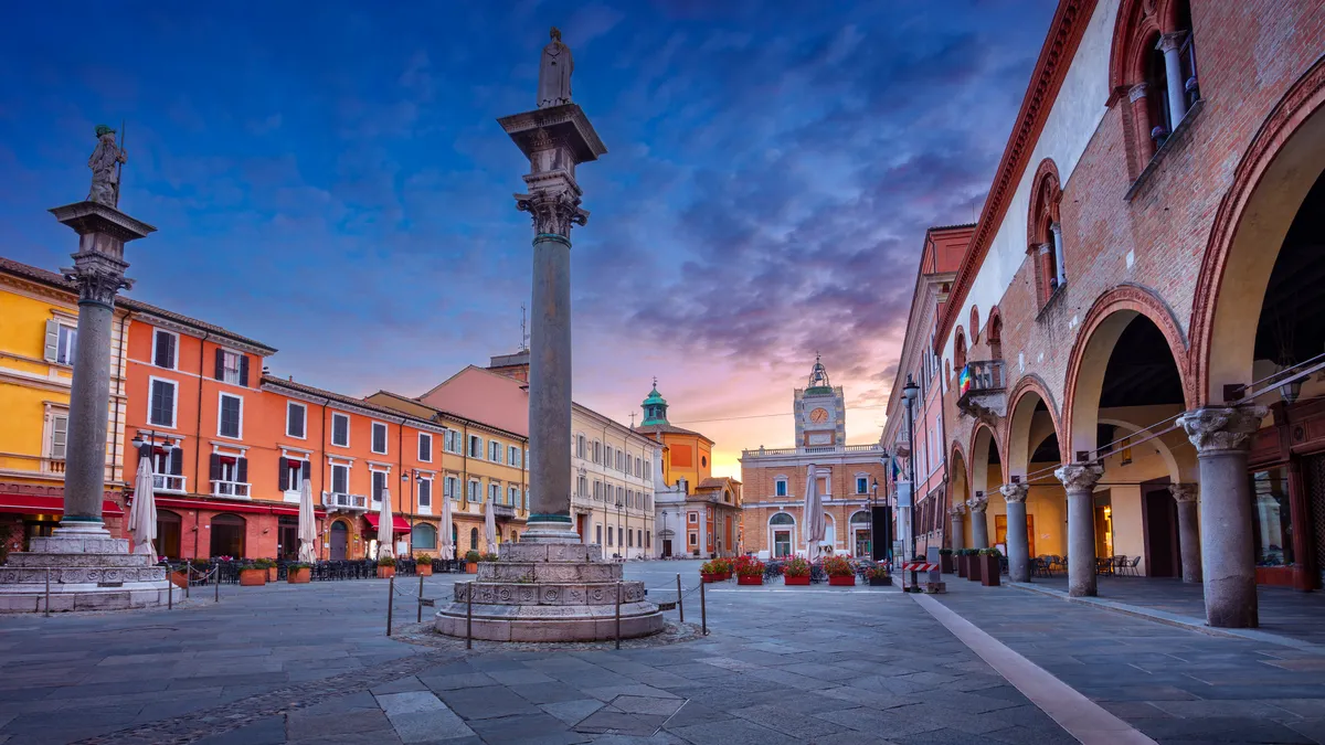Piazza del Popolo a Ravenna al tramonto con le colonne e i portici
