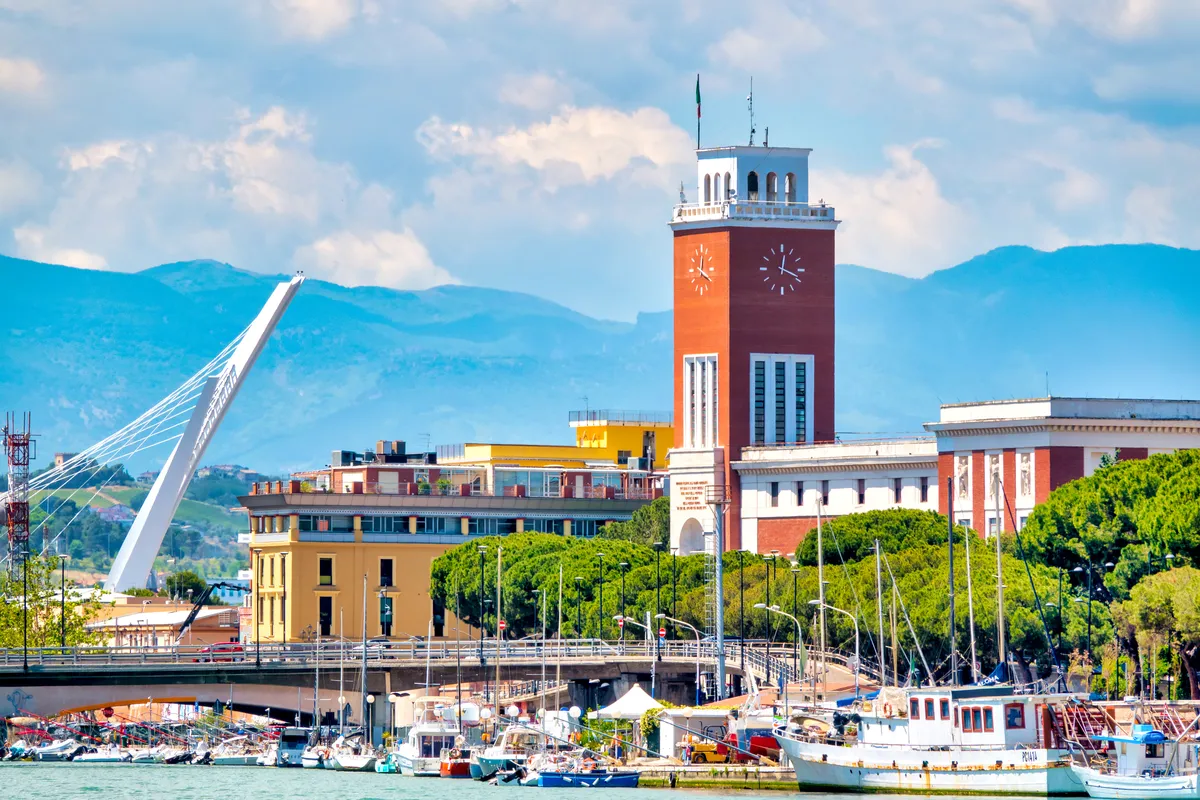 Porto di Pescara con la torre dell'orologio e le montagne sullo sfondo
