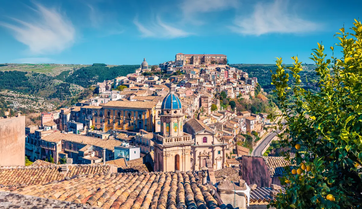 Panorama di Ragusa Ibla con la cupola della chiesa e i limoni