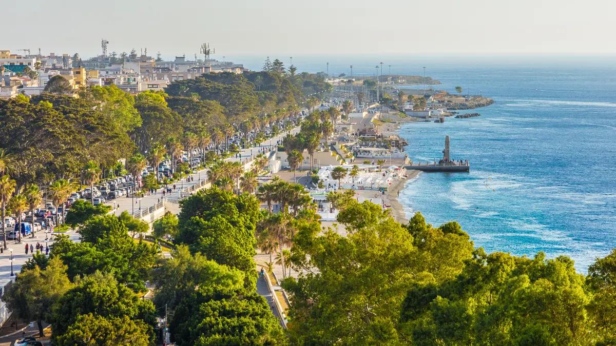 Lungomare di Reggio Calabria con palme e vista sullo Stretto