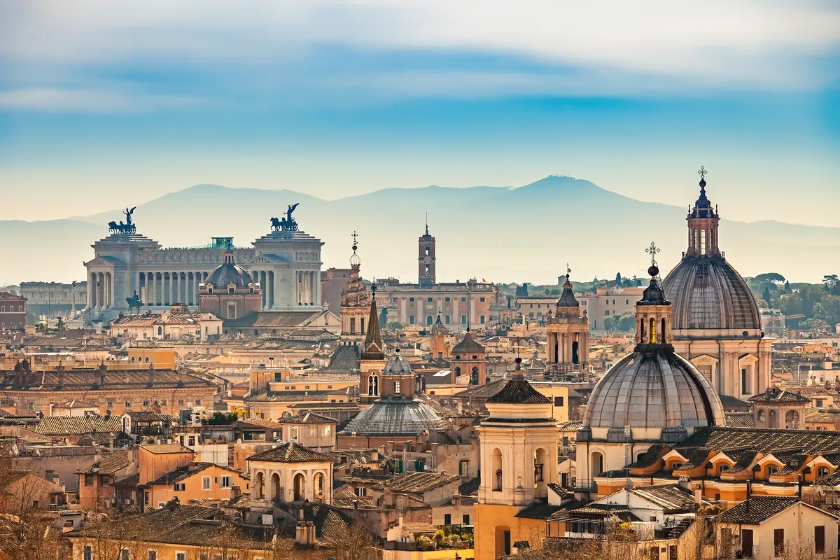 Skyline di Roma con l'Altare della Patria e le cupole delle chiese