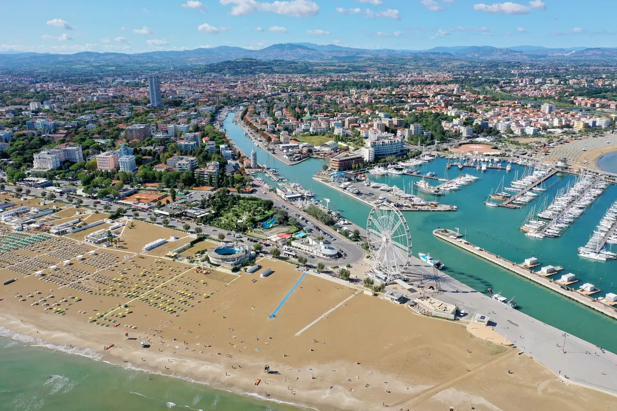 Vista aerea di Rimini con la spiaggia, il porto e la ruota panoramica