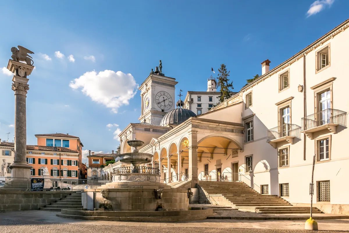 Piazza della Libertà a Udine con la fontana, la loggia e la colonna del leone