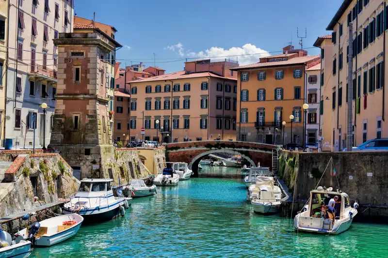 Canale navigabile nel centro storico di Livorno con barche e ponti