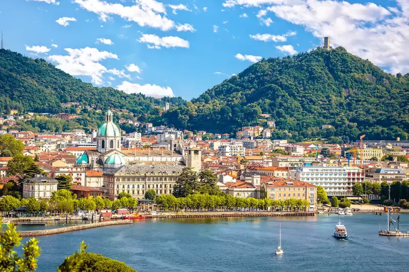 Vista panoramica di Como dal lago con la cattedrale e le montagne