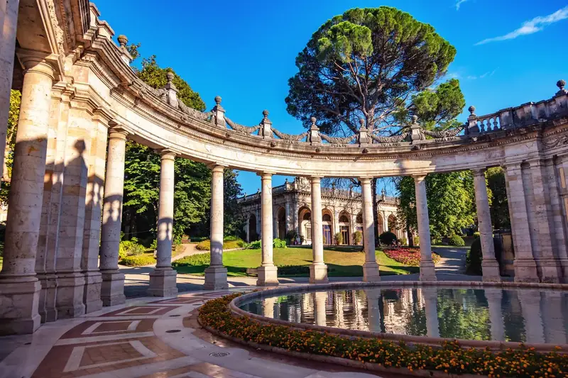 Terme Tettuccio di Montecatini Terme in provincia di Pistoia con il colonnato