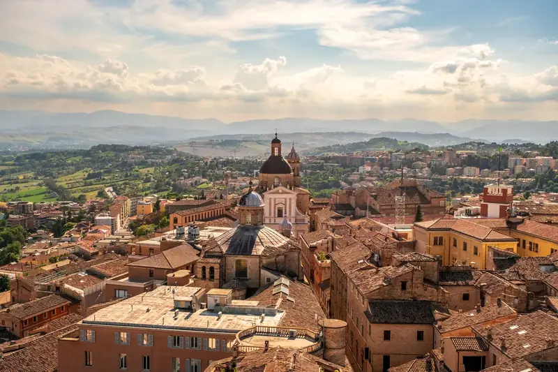 Vista panoramica sui tetti di Macerata con le cupole delle chiese