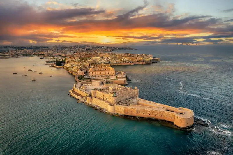 Vista aerea di Siracusa con il Castello Maniace e l'isola di Ortigia al tramonto