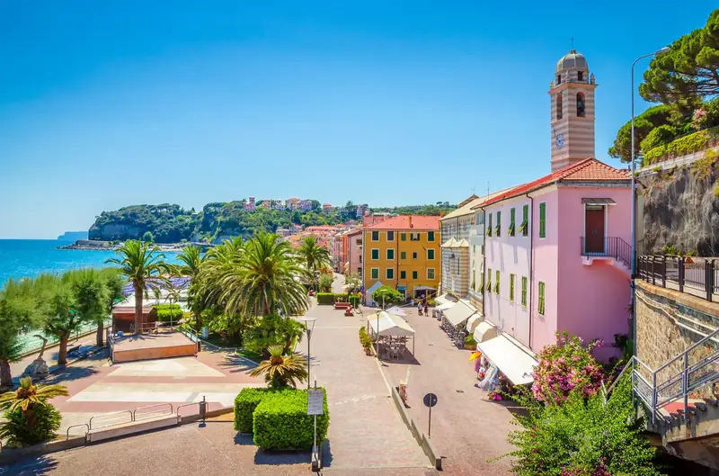 Lungomare di Savona con edifici colorati e campanile