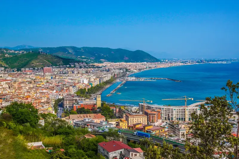 Panorama costiero di Salerno con il golfo e le colline