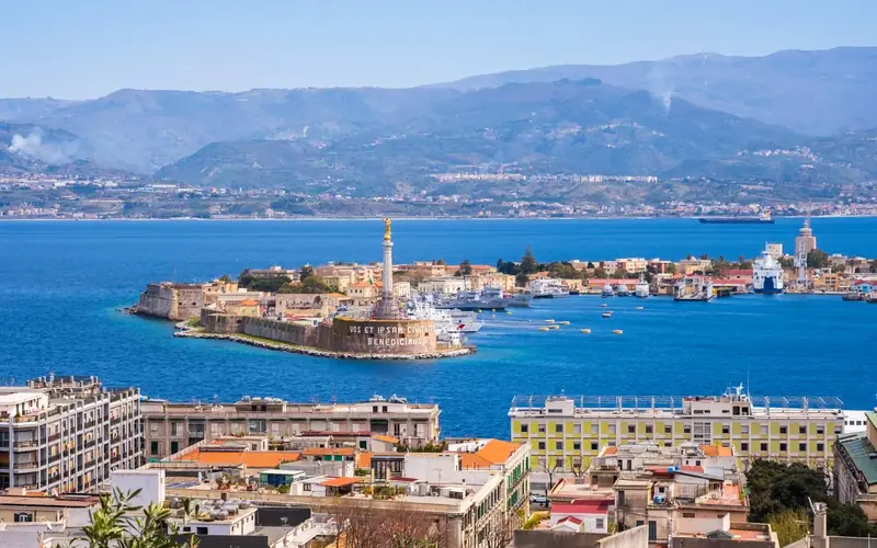 Porto di Messina con la colonna della Madonna della Lettera e lo Stretto
