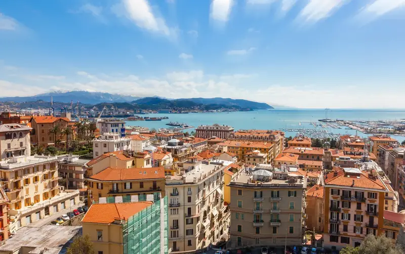 Panorama di La Spezia dall'alto con il golfo e le montagne