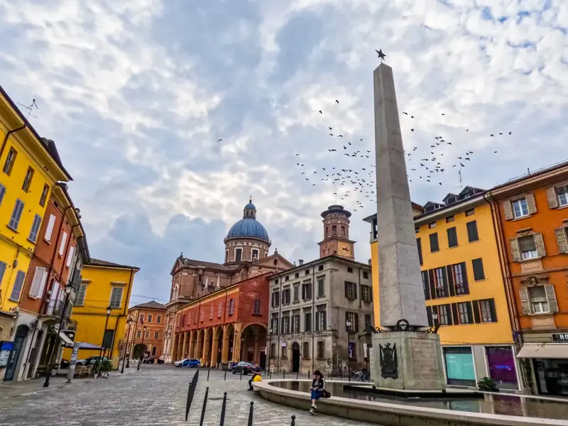 Piazza con obelisco e Basilica della Ghiara a Reggio Emilia