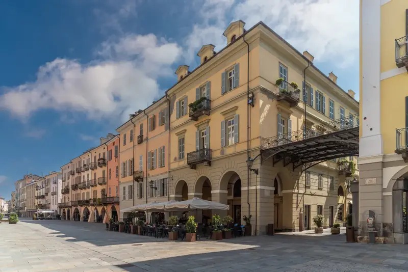 Via Roma a Cuneo con i portici e i palazzi storici