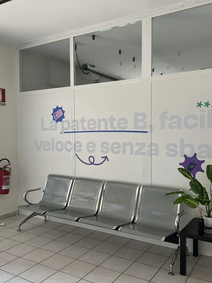 Sala d'attesa autoscuola BRUM Milano