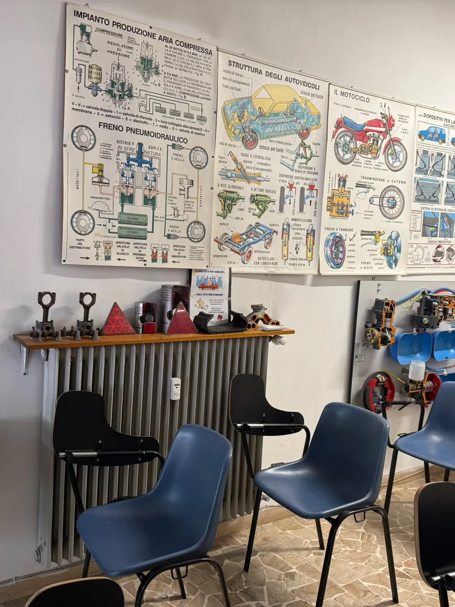 Sala d'attesa autoscuola BRUM Milano