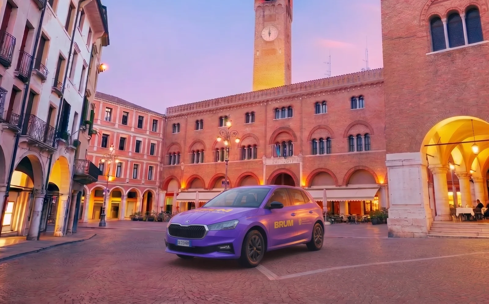 Auto BRUM viola in Piazza dei Signori a Treviso - autoscuola per la patente B