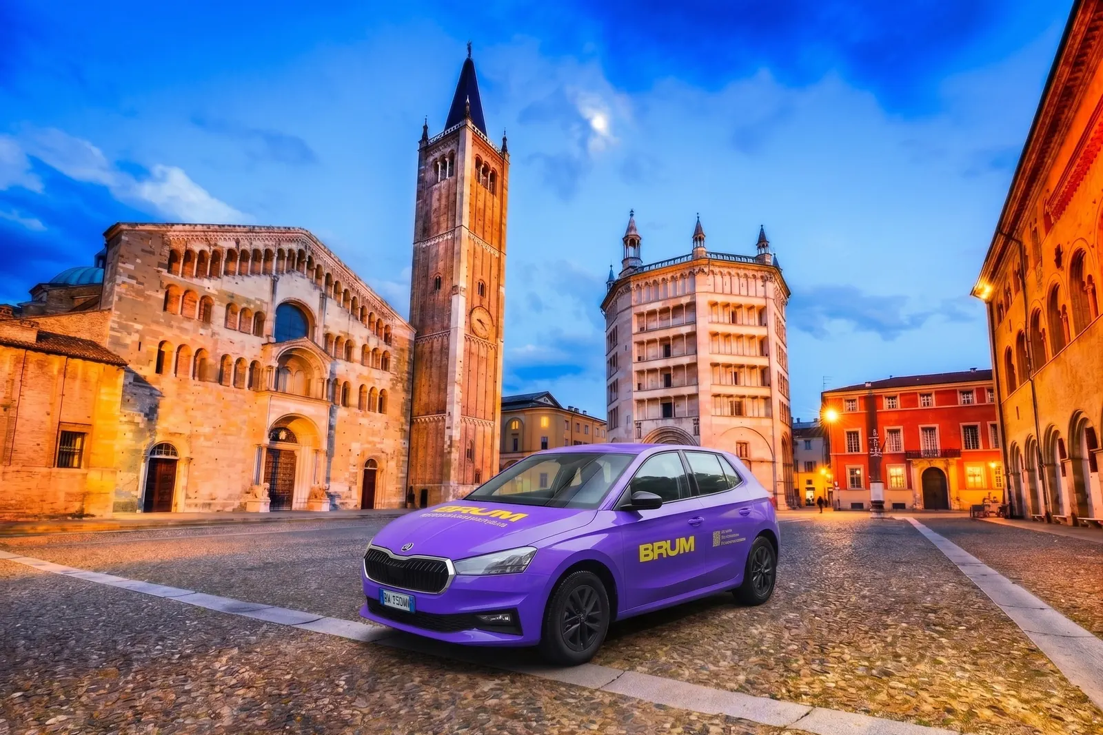 Auto BRUM viola in Piazza Duomo a Parma - autoscuola per la patente B