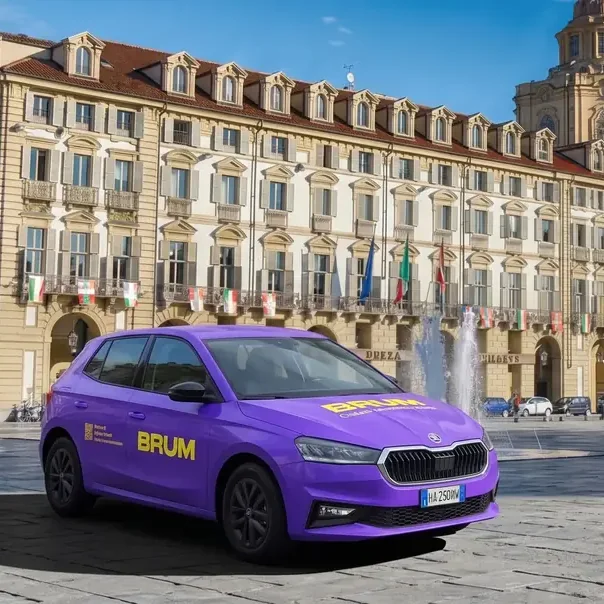 Auto BRUM viola in piazza nel centro di Torino