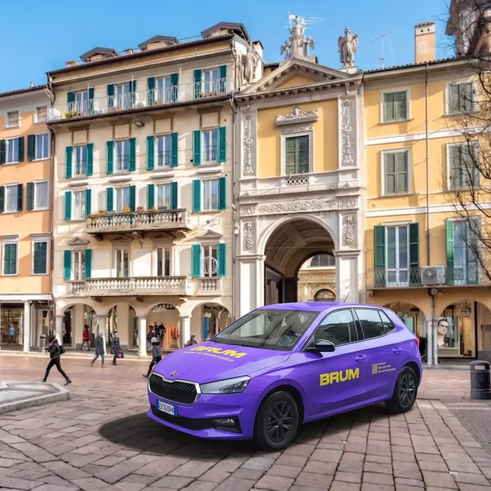 Auto BRUM viola in piazza nel centro di Varese