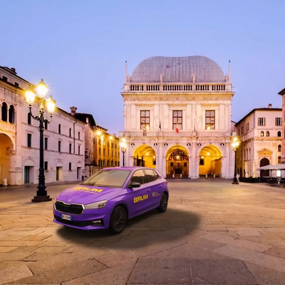 Auto BRUM viola in Piazza della Loggia a Brescia