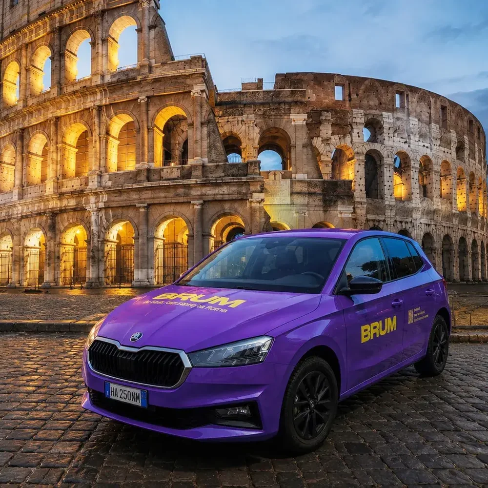 Auto BRUM viola davanti al Colosseo a Roma