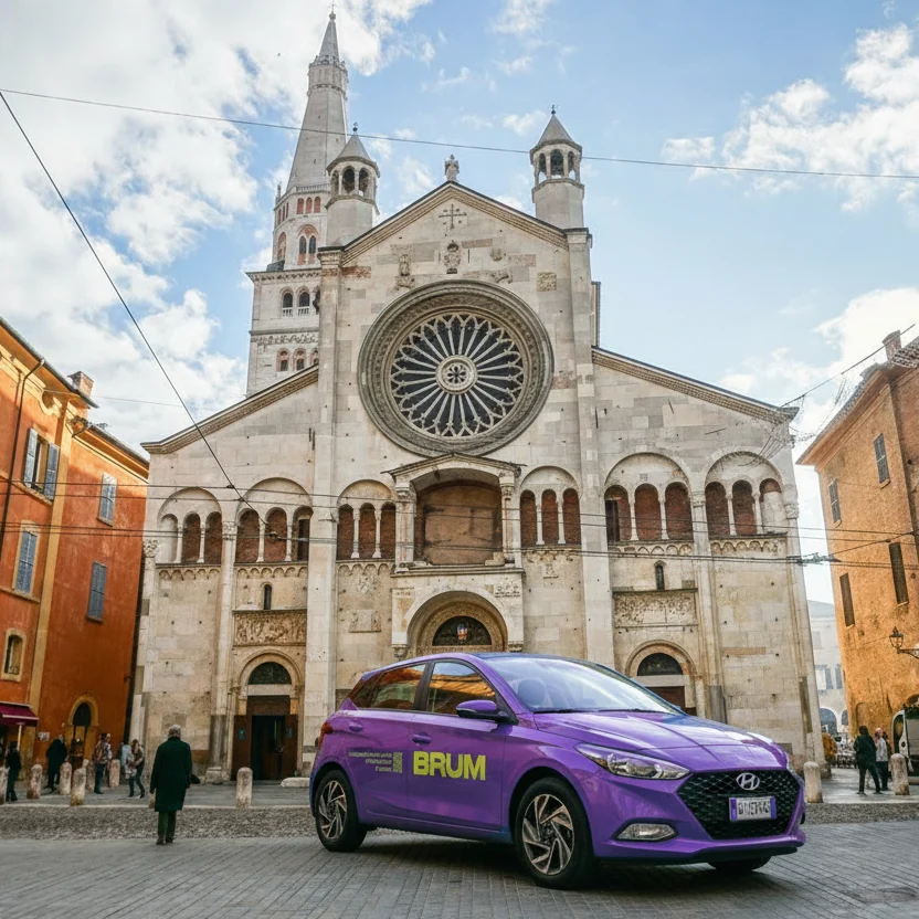 Auto BRUM viola davanti al Duomo di Modena
