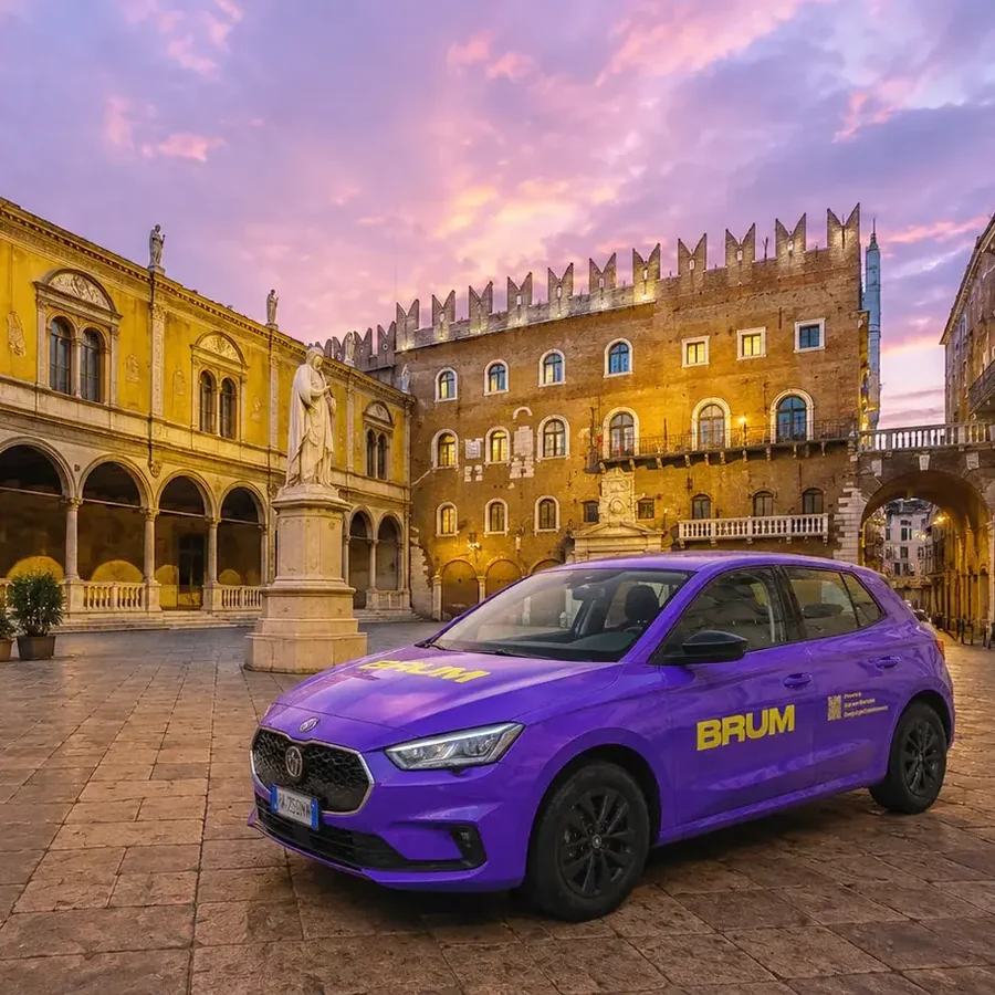 Auto BRUM viola in Piazza dei Signori a Verona