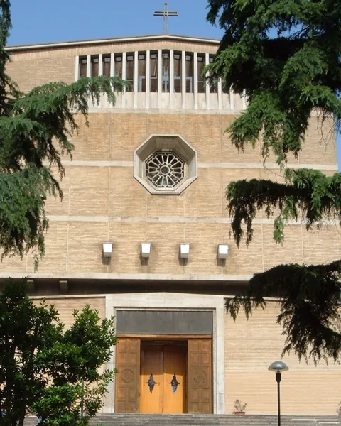 Roma, Balduina: chiesa di San Pio X su piazza della Balduina, fra i cedri