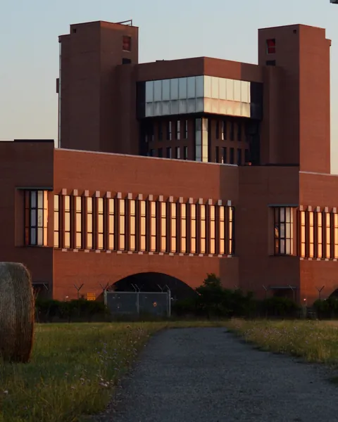 Roma, Centocelle: Palazzo Guidoni sull'ex aeroporto, visto dal parco al tramonto
