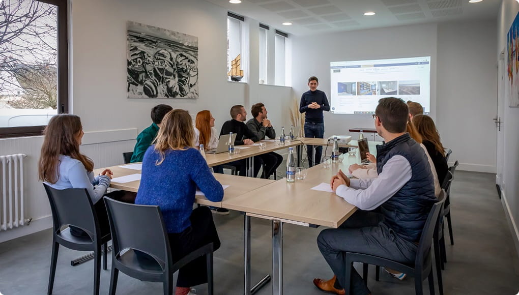 Réunion d’équipe dans une salle lumineuse en Bretagne, idéale pour les séminaires, ateliers ou journées d’étude en petit groupe