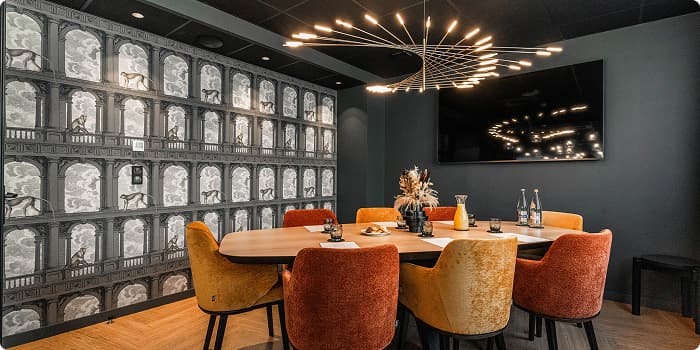 Salle de réunion contemporaine et intimiste en Bretagne, idéale pour les séminaires et réunions professionnelles dans un cadre raffiné et confidentiel