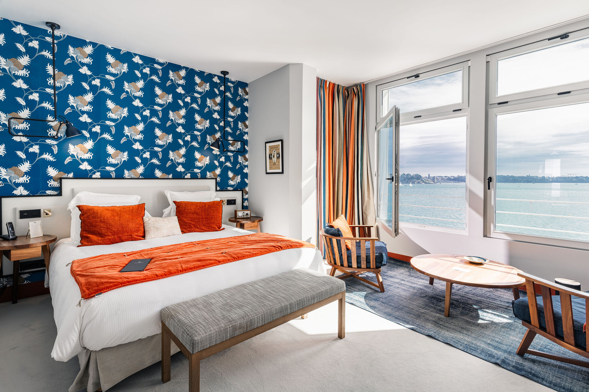 Chambre élégante de l’hôtel Castelbrac à Dinard avec vue imprenable sur la mer et décoration intérieure raffinée