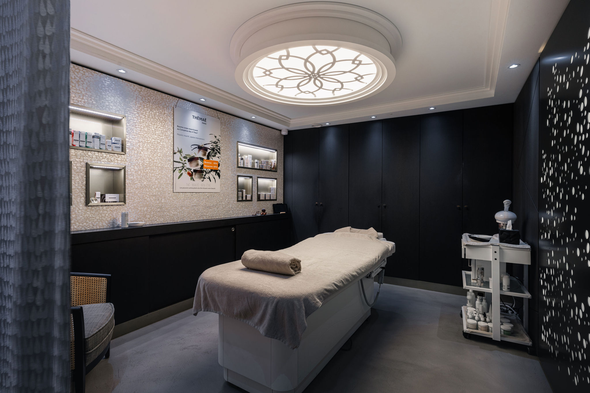 Salle de soins du spa de l’hôtel Castelbrac à Dinard, dédiée au bien-être et à la relaxation dans une ambiance feutrée et élégante