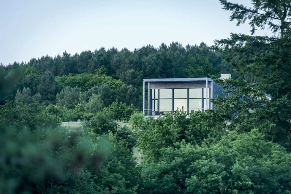 Façade vitrée de l’hôtel La Grée des Landes à La Gacilly, niché au cœur de la nature bretonne et entouré de forêt