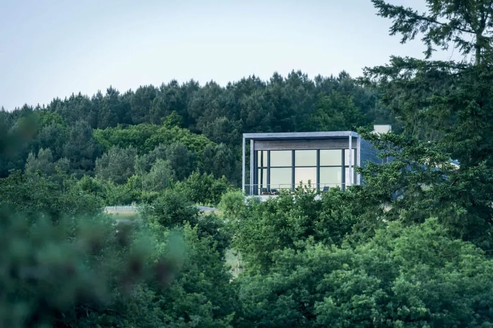 Façade vitrée de l’hôtel La Grée des Landes à La Gacilly, niché au cœur de la nature bretonne et entouré de forêt