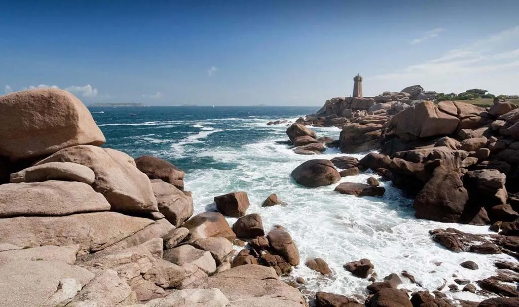Vue spectaculaire sur la côte de granit rose avec phare et vagues, proche de Locquirec en Bretagne