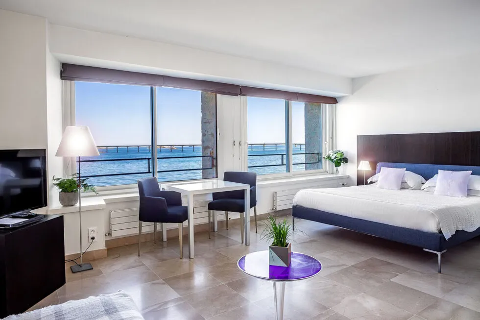 Chambre spacieuse et lumineuse avec vue sur la mer à l’Hôtel Le Temps de Vivre à Roscoff, au style moderne et accueillant