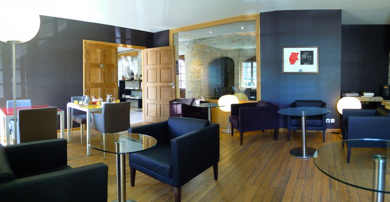 Salon élégant et chaleureux à l’Hôtel Le Temps de Vivre à Roscoff, idéal pour organiser un séminaire ou une réunion professionnelle
