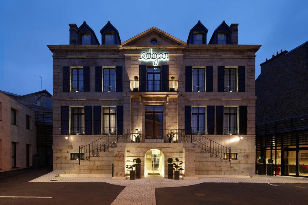 Façade illuminée de l’Hôtel Edgar à Saint-Brieuc, un hôtel de charme avec spa au cœur de la ville