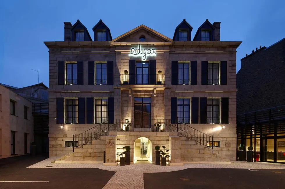 Façade illuminée de l’Hôtel Edgar à Saint-Brieuc, un hôtel de charme avec spa au cœur de la ville