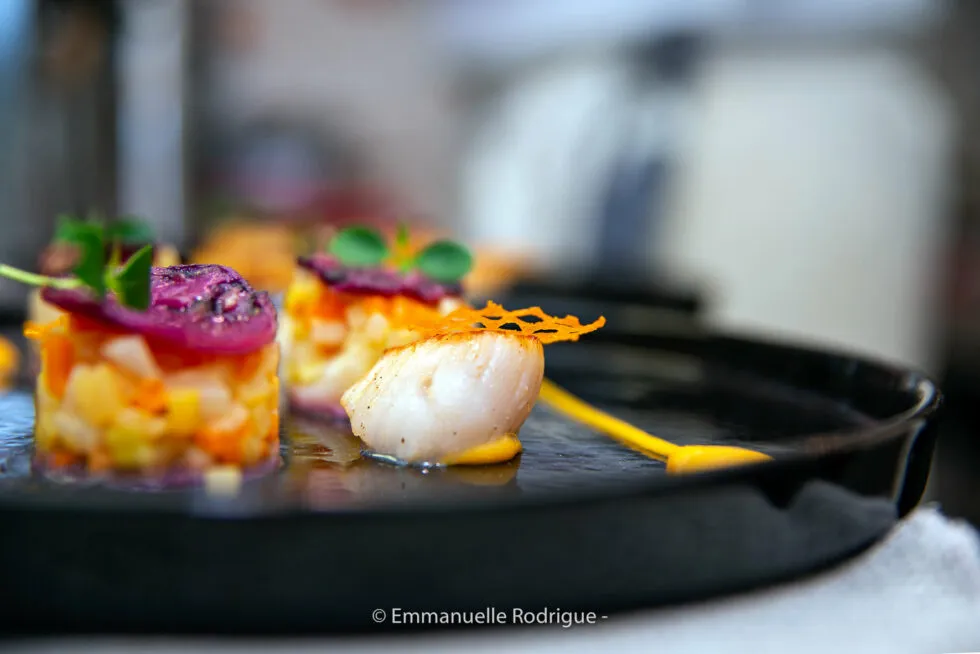 Plat gastronomique raffiné servi à La Table d’Edgar, le restaurant de l’Hôtel Edgar à Saint-Brieuc