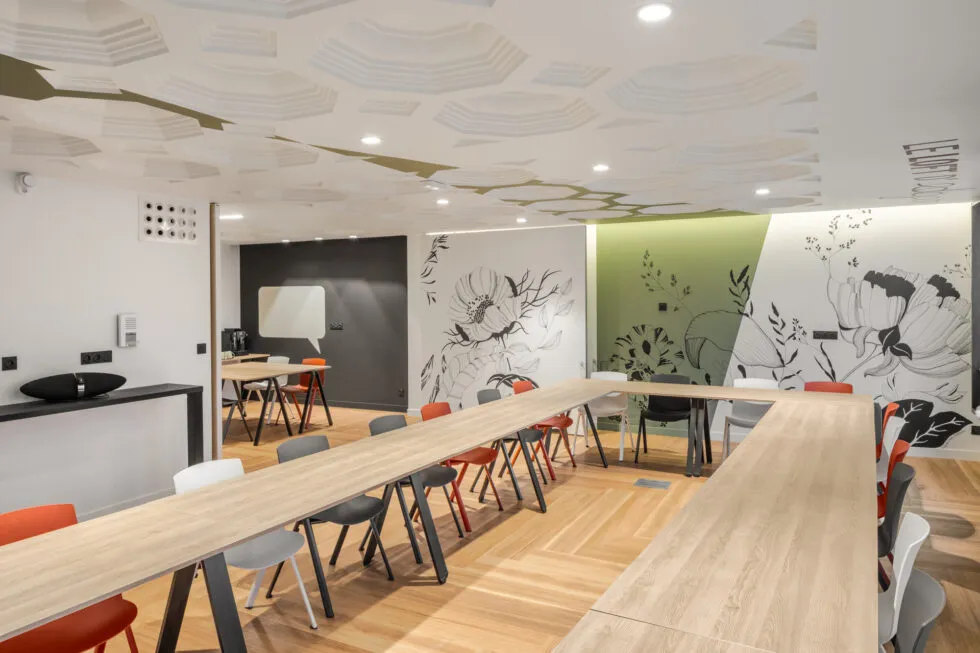 Salle de séminaire moderne et design de l’Hôtel Edgar à Saint-Brieuc, avec fresques murales et mobilier coloré